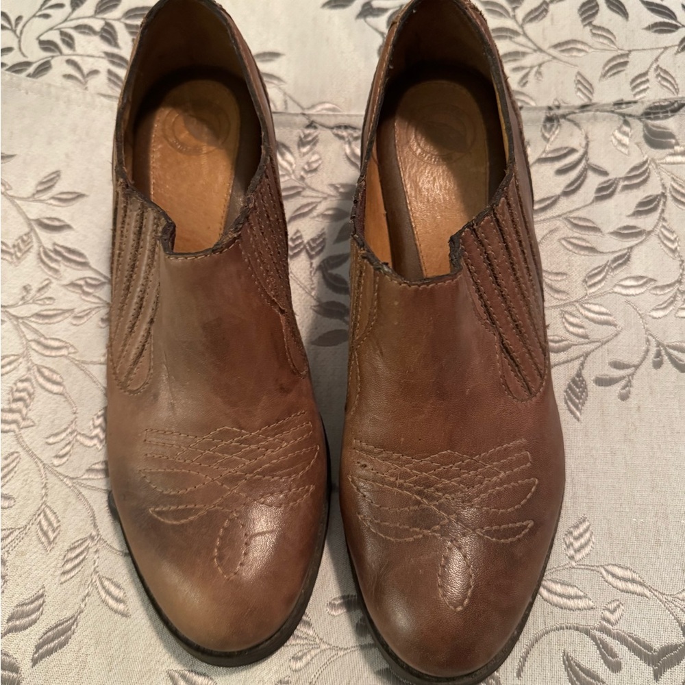 Nurture size 8 brown shooties